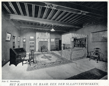 94600 Interieur van kasteel De Haar te Haarzuilens (gemeente Vleuten): een slaapkamer met schouw, hemelbed en ...